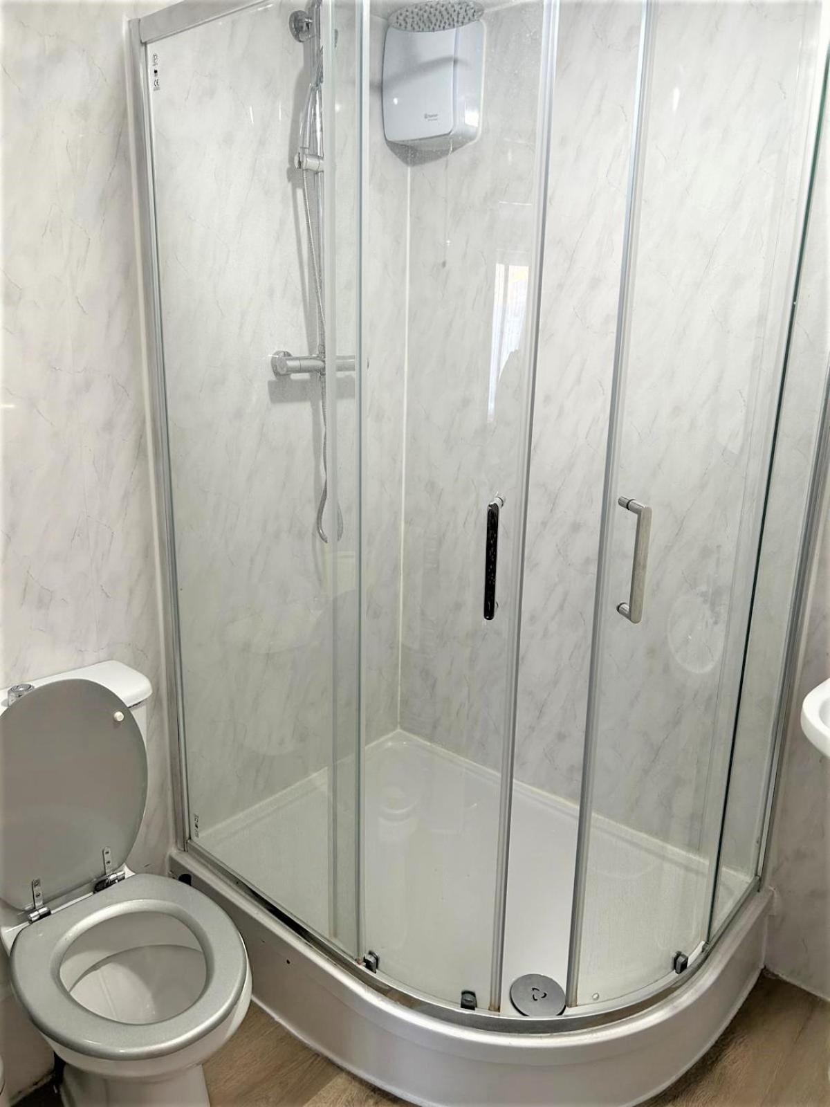 Zone 2 Lovely 4 Bedroom - 3 Trowbridge Road Londra