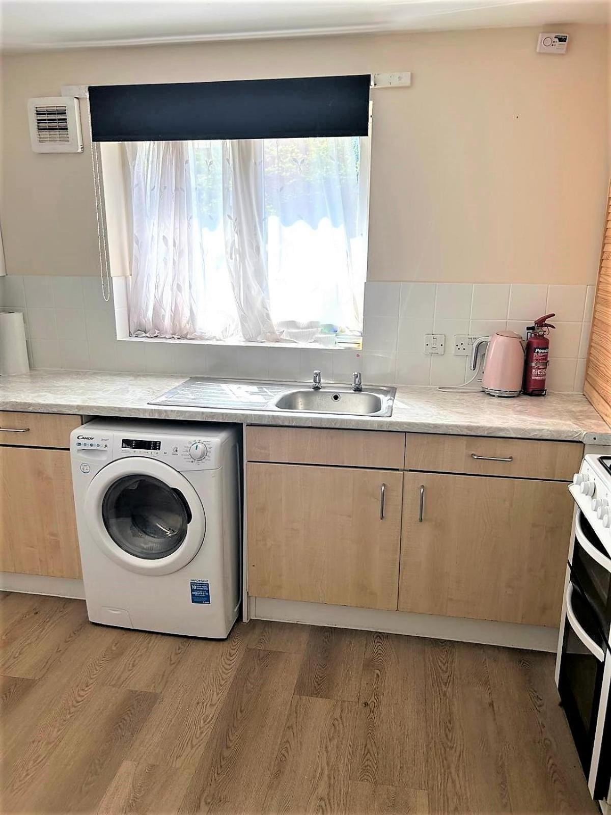 Zone 2 Lovely 4 Bedroom - 3 Trowbridge Road * Londra